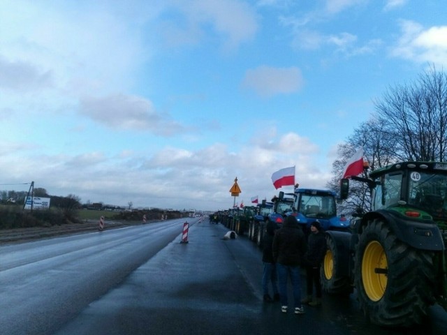 Rolnicy z powiatu malborskiego protestowali w styczniu na drodze krajowej nr 22 w Kończewicach.