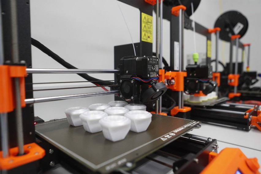 Szkolna drukarka 3D Prusa i3MK3s w trakcie druku 12...