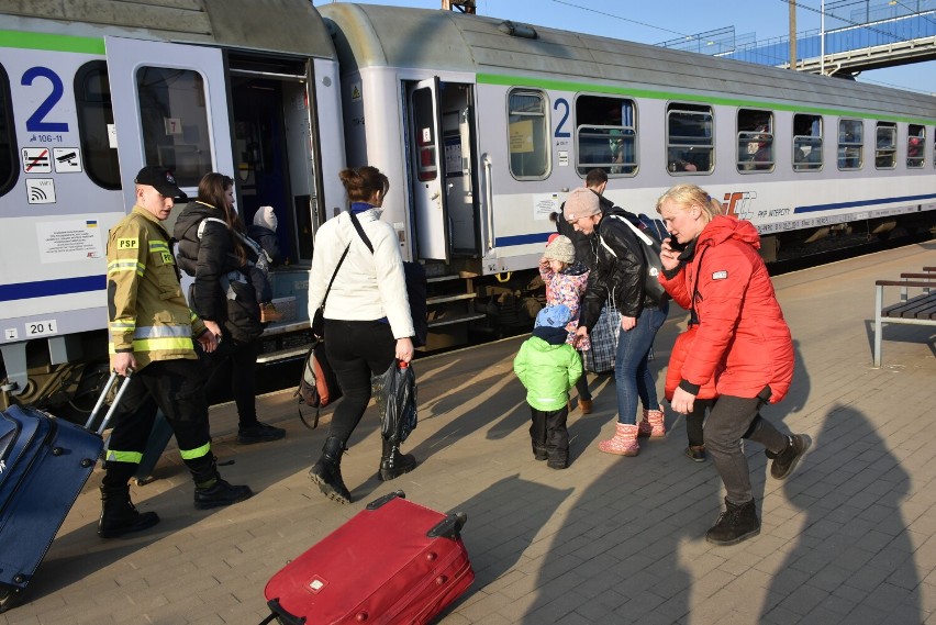 Specjalne pociągi odjechały z uchodźcami z dworca głównego PKP w Chełmie do Berlina. Zobacz zdjęcia