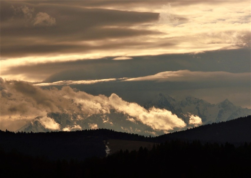 Muszyna. Cuda na niebie z Tatrami w tle. Takie widoki można podziwiać na górze Malnik. Zobacz zdjęcia