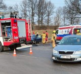 Groźny wypadek w Syryni. Citroen zderzył się ze skodą. Trzy osoby ranne. Pasażerka citroena zakleszczona w samochodzie. Poważne utrudnienia