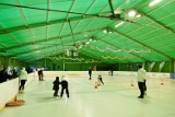Zimowe miasteczko zawitało na lodowisko Centrum Sportu Wilanów. To największa tego typu atrakcja w Warszawie