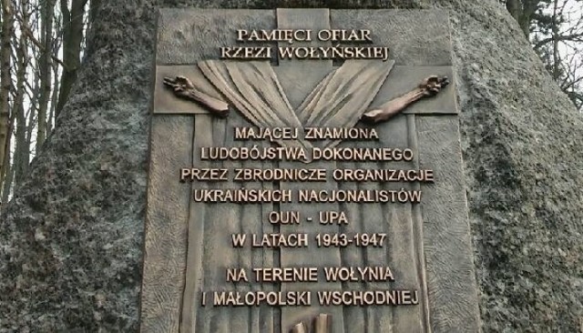 W piątek 9 lutego o 12.00 w parku Siemiradzkiego zostanie odsłonięta tablica upamiętniająca rzeź wołyńską. Natomiast w czwartek będą obchody rocznicy deportacji. 
-&nbsp;9 lutego mija 75. rocznica pierwszej masakry na Wołyniu - przypomina Grzegorz Baczyński z komitetu społecznego, który finalizuje odsłonięcie tablicy ofiar rzezi wołyńskiej. Wczoraj została ona zamontowana. Jest na kamieniu, który stoi na wysokości wejścia do amfiteatru. Jeszcze pięć miesięcy temu była w tym miejscu tablica poświęcona radzieckiemu gen. Bierzarinowi. Została jednak zdjęta w ramach dekomunizacji.

O zamontowanie w Gorzowie tablicy upamiętniającej ofiary rzezi wołyńskiej zabiegały osoby, które przed laty działały w Ruchu Młodzieży Niezależnej.
-&nbsp;Pomysł pojawił się już 15 miesięcy temu. Tablicę udaje się odsłonić teraz. Zgodzili się na to radni. Za samą tablicę 12 tys. zapłaciło miasto - mówi Baczyński.

Także piętek, 9 lutego o 18.00, w intencji ofiar będzie msza w białym kościółku. W kościele Pierwszych Męczenników Polskich na Manhattanie już można oglądać wystawę IPN o rzezi wołyńskiej. O ludobójstwie (na Wołyniu i w Małopolsce Wschodniej mogło zginąć do 140 tys. osób) aktualnie - z ulotek i rozmów z nauczycielami - dowiadują się też uczniowie 12 gorzowskich szkół ponadpodstawowych. 

Już dziś o 13.00 na cmentarzu przy ul. Żwirowej (przy pomniku Ofiar Stalinizmu): są obchody 78. rocznicy pierwszej masowej deportacji Polaków na Syberię. Też dziś, ale o 18.00 w kościele  przy  ul. Czereśniowej odbędzie się rocznicowa msza św. 

POLECAMY RÓWNIEŻ PAŃSTWA UWADZE:
Wojciech Pokora zmarł w wieku 83 lat



Zobacz również: Magazyn Informacyjny Gazety Lubuskiej. Najważniejsze informacje tygodnia:
