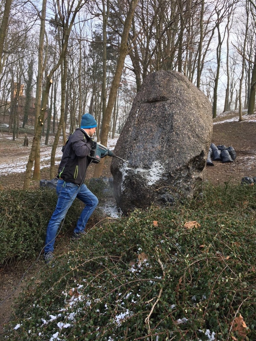 Tablicę pamięci ofiar rzezi wołyńskiej zamontowano w parku...