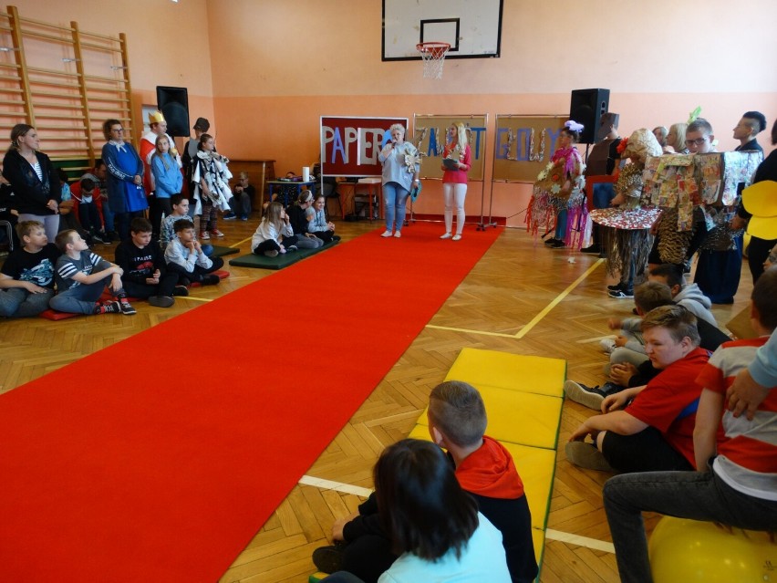 Szamotuły. "Papierowy zawrót głowy" - wyjątkowy pokaz mody w szkole u Brzechwy z okazji Dnia Dziecka