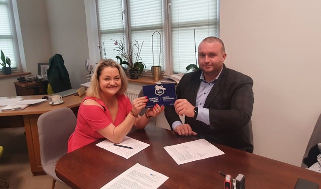 Wójt Dorota Kędra - Ptaszyńska podpisała umowę z wykonawcą remontu Szkoły Podstawowej w Boćkach