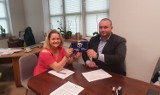 Gmina Boćki wyremontuje szkołę za pieniądze z Polskiego Ładu. Wójt dziś podpisała umowę z wykonawcą