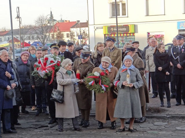 Uroczystość dla uczczenia rozstrzelanych w Skierniewicach odbyła się w niedzielę 20 grudnia. Uroczystość zorganizowało skierniewickie koło Polskiego Związku Byłych Więźniów Politycznych Hitlerowskich Więzień i Obozów Koncentracyjnych z przewodniczącą Anną Czubatką na czele.