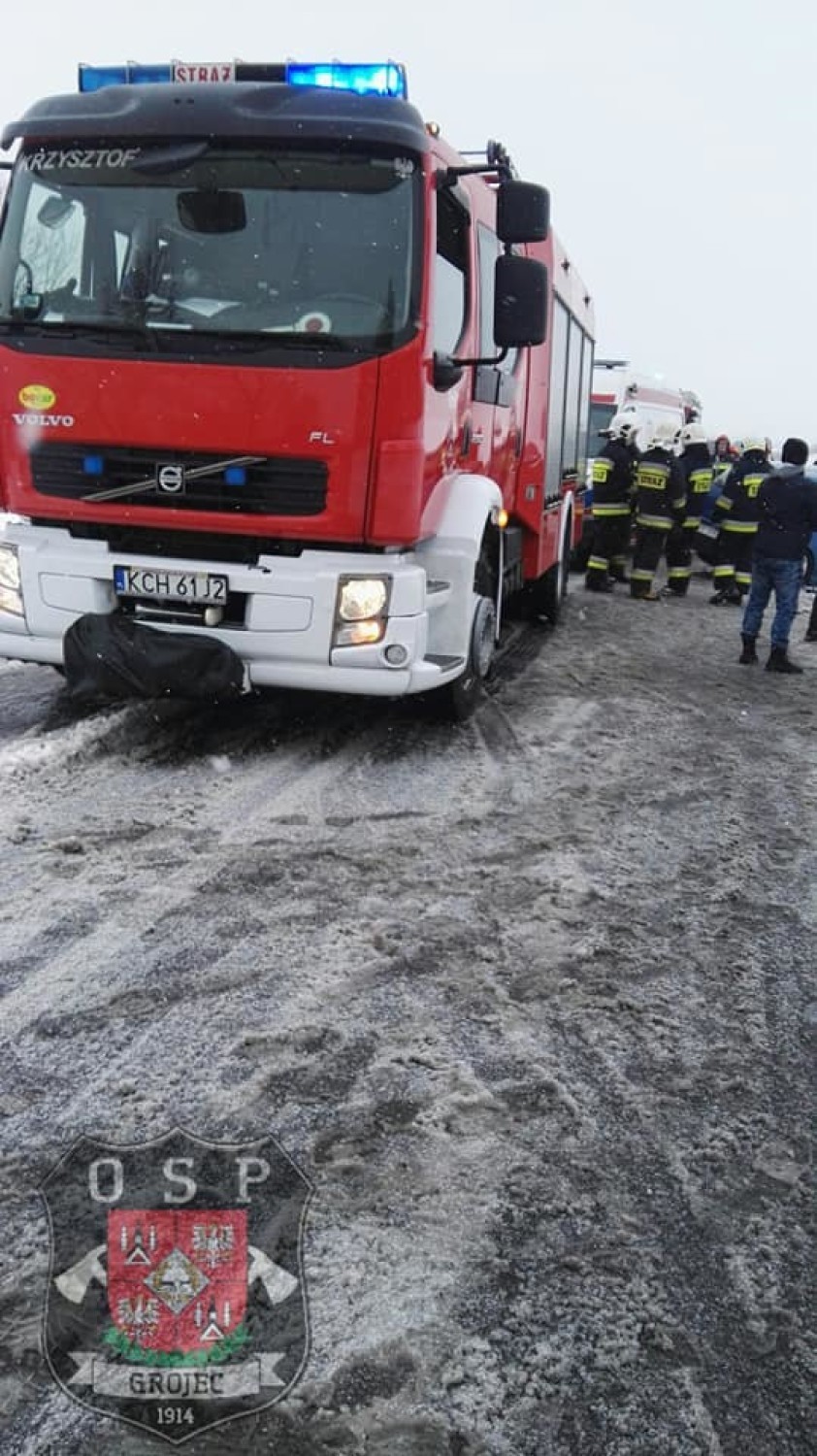 Zdjęcia z wypadku w Grojcu. Jedna osoba została tam ranna w wyniku zderzenia dwóch samochodów