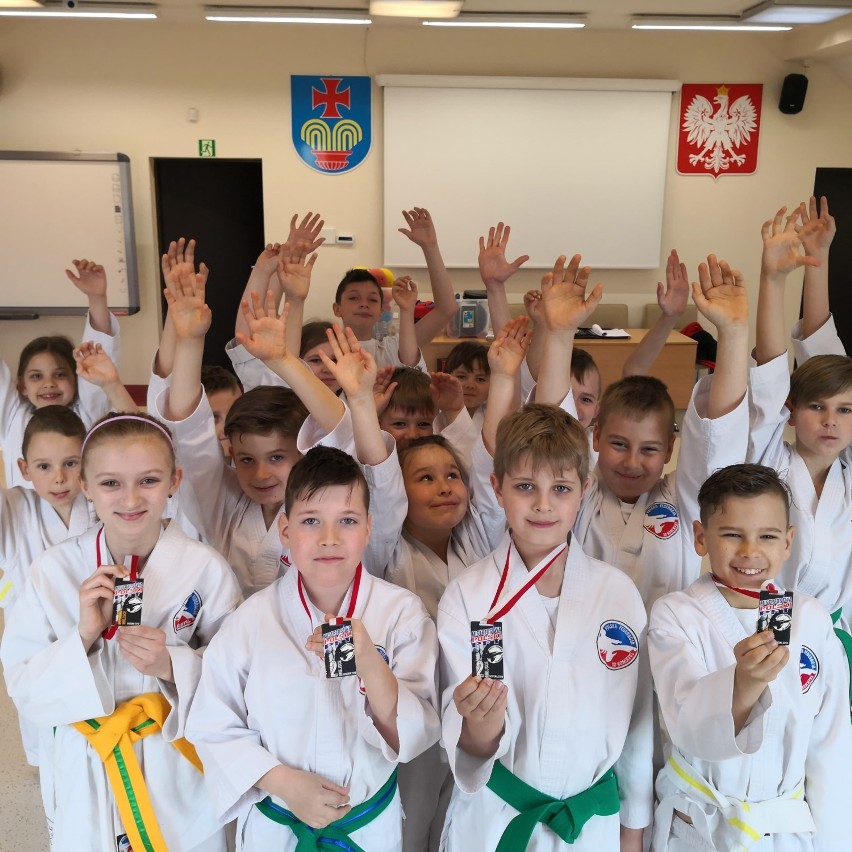 Grad medali młodych zawodników Klubu Taekwondo TAIPAN ze Starych Bogaczowicach