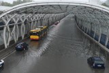 Ulewne deszcze przeszły nad Warszawą. Podtopienia we wszystkich dzielnicach, ulice niczym potoki i dziesiątki zgłoszeń