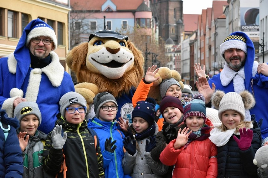 Niebiescy Mikołaje w Legnicy, pojawił się także czerwony.