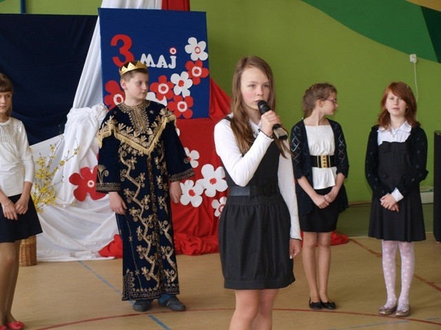 Święto Konstytucji w SP w Żarkach w wykonaniu uczniów i Iskry
