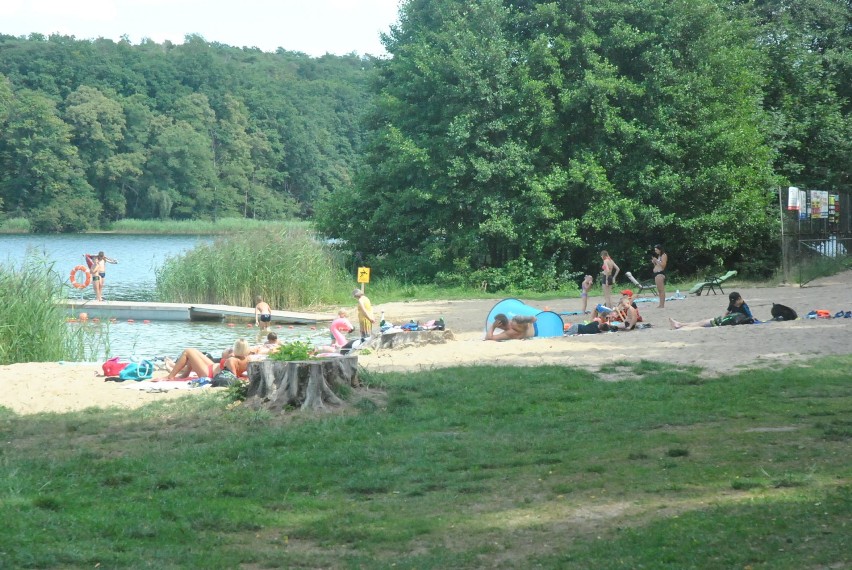 CICHOWO. Kąpielisko i plaże oblegane przez turystów. Letnie popołudnie na plaży głównej i Zacisze w Cichowie [ZDJĘCIA]  