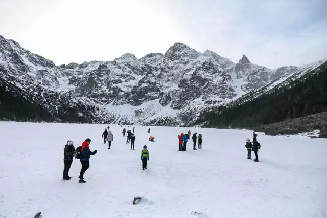 Turyści nie powinni wchodzić na lodową taflę Morskiego Oka. Lód może pęknąć