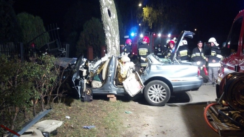 Wypadek w Tuchomiu - nie żyje kierowca jaguara i pasażer. Dwóch mężczyzn jest poważnie rannych