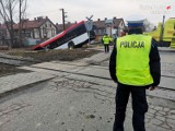 Wypadek autobusu w Czechowicach-Dziedzicach. Pojazd wypadł z drogi i zawisł na skarpie. Jedna osoba ranna