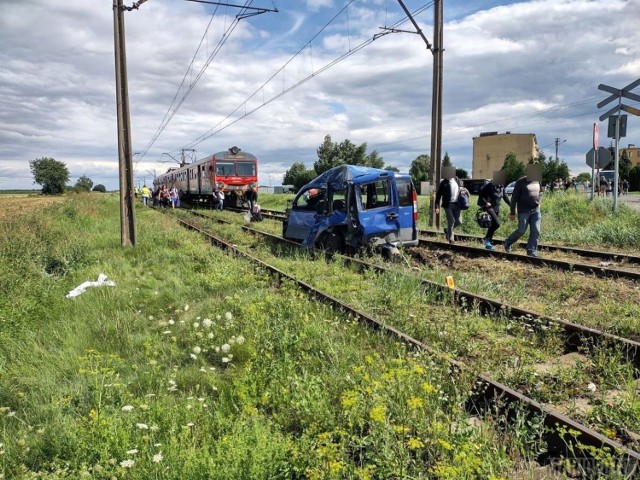 Wypadek w Wierzbicy Górnej. Fiat wjechał pod pociąg na niestrzeżonym przejeździe kolejowym.