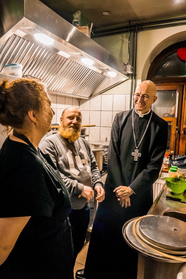 Abp Adrian Galbas odwiedził społeczność Wspólnoty Dobrego Pasterza, wolontariuszy i podopiecznych inicjatywy Zupa w Kato.