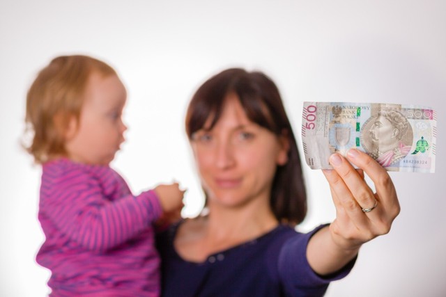 Świadczenie 500 plus wypłacane jest w Polsce od 2016 r. Najpierw na drugie i kolejne dziecko, a od 2019 r. na każde dziecko.