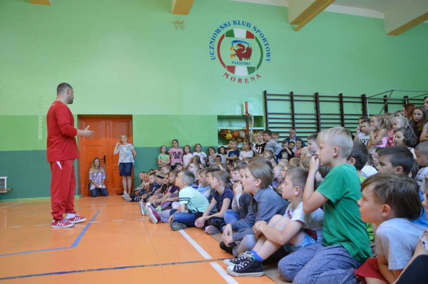 Miastko. Po takim pokazie każdy uczeń SP1 w Miastku marzy o byciu tancerzem ulicy. Pokaz grupy NASA (FOTO+Video)