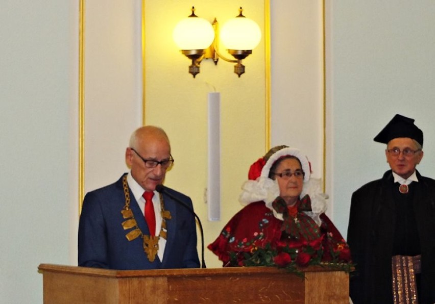 Pierwsza sesja rady Miejskiej w Żywcu. Radni i burmistrz złożyli ślubowanie [ZDJĘCIA]