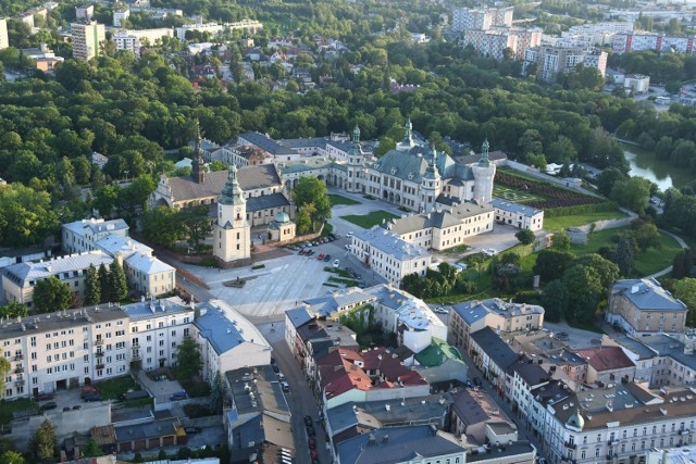 Cztery balony, jako jedna z licznych atrakcji Budzenia Sienkiewki w Kielcach wystartowały późnym popołudniem z kieleckiego Rynku. Jednym z nich leciała ekipa "Echa Dnia" . Zobaczcie urzekające zdjęcia Kielc i okolicy z wysokości około 1 kilometra.  

Balon, którym lecieliśmy wystartował jako trzeci i wylądował w Mójczy. Pomimo iż słońce już było bardzo nisko widoki były oszałamiające, a lot przebiegał nad podziw łagodnie. Kielce z lotu ptaka prezentują się imponująco, ale widoki poza miastem na otaczające je zielone wzgórza jest równie piękny.