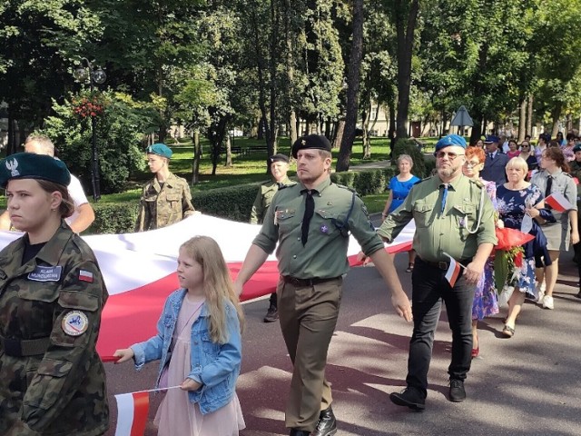 Około 10.30 przedstawiciele samorządu, szkół i organizacji społecznych przejdą ulicami miasta pod pomnik marszałka Józefa Piłsudskiego