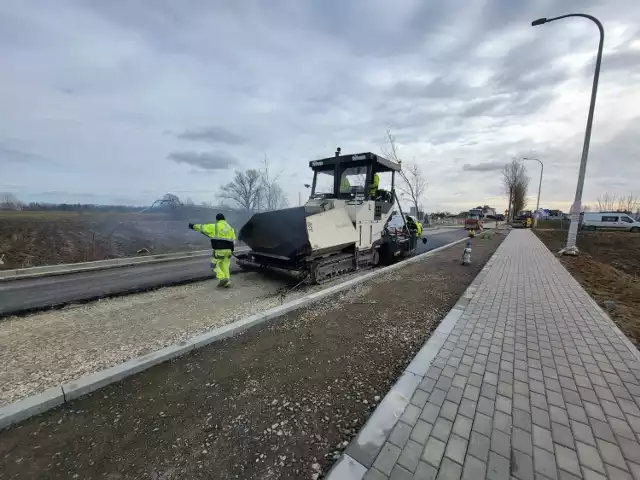 Robotnicy kładą już asfalt na przebudowywanej ul. Krapkowickiej w Opolu.