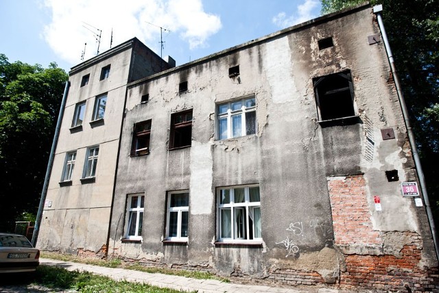 Ogień pojawił się w mieszkaniu na I piętrze tej kamienicy.