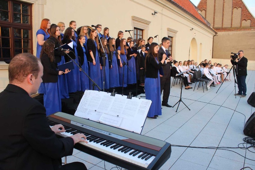 Wieluń: Koncert chóru i spotkanie pod pomnikiem Jana Pawła II [ZDJĘCIA]