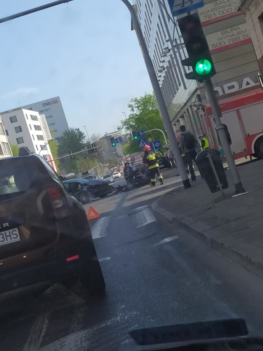 Katowice: Wypadek motocyklisty na skrzyżowaniu Sokolskiej z Mickiewicza [ZDJĘCIA]