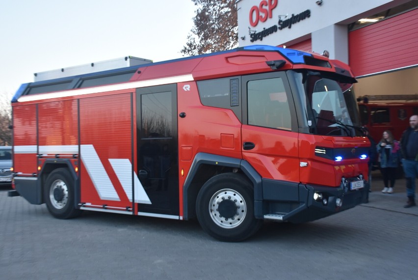 Do Strzyżewa Smykowego przyjechał pierwszy w Polsce elektryczny wóz pożarniczy. Jego cena zwala z nóg! [FOTO]