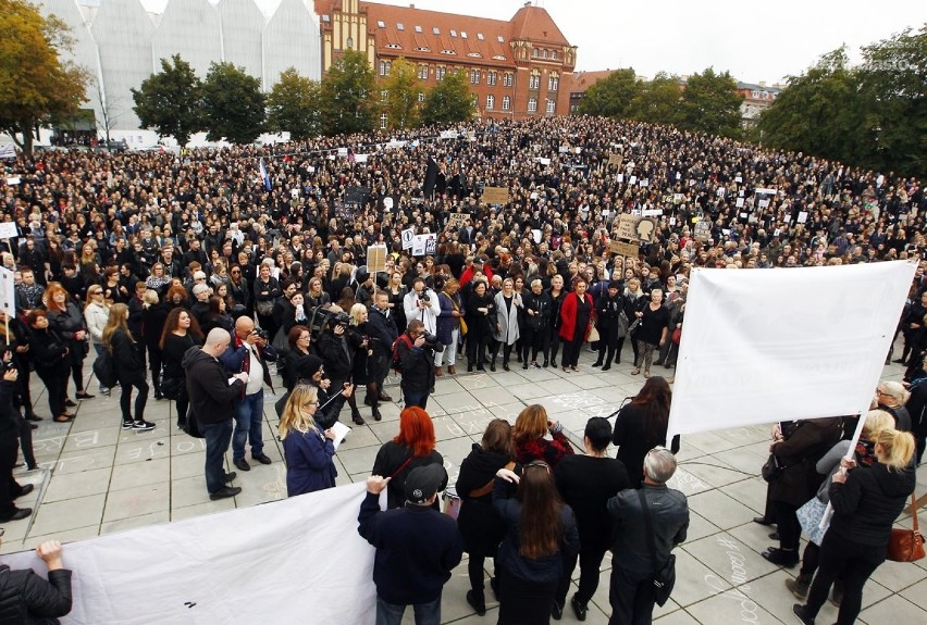 Strajk Kobiet w Szczecinie. Kilka tysięcy osób na pl....