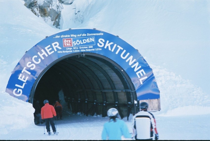 Wjazd do tunelu łączącego dwa lodowce Rettenbach i...