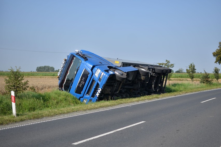 Ciężarówka z zieloną fasolą wywróciła się po zderzenia z...