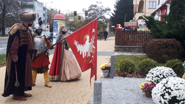 Członkowie Chorągwi Rycerstwa Ziemi Sandomierskiej przed pomnikiem Plutonowego Władysława Barana, obok starostwa powiatowego w Sandomierzu,