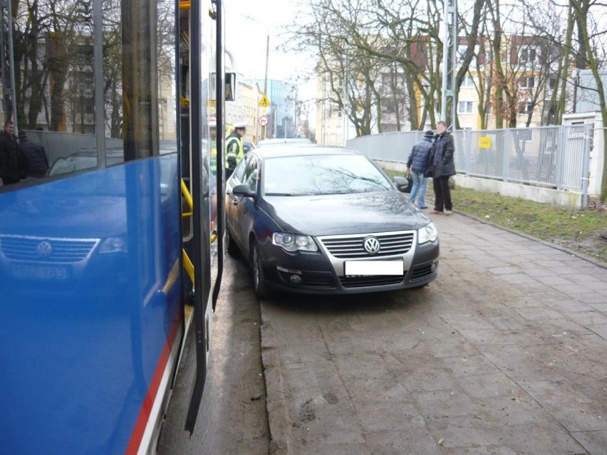 Bydgoszcz. Strażnicy przecierali oczy widząc w akcji bydgoskich mistrzów parkowania [zdjęcia]