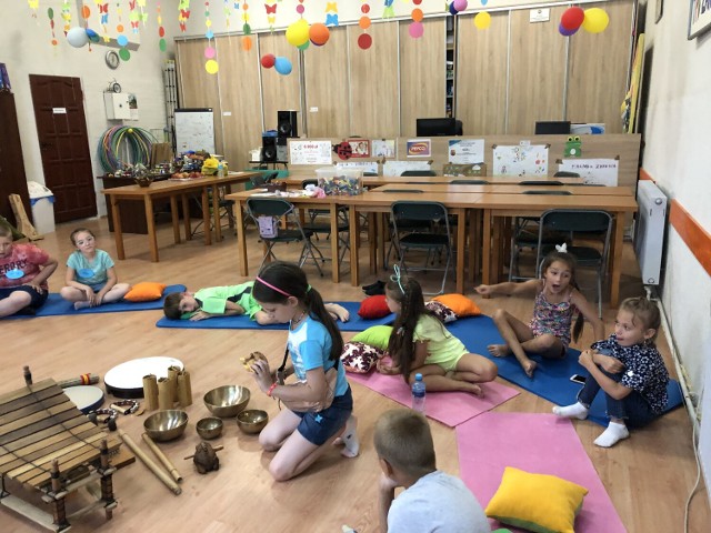 Dzieci uczyły się gry na niezwykłych instrumentach