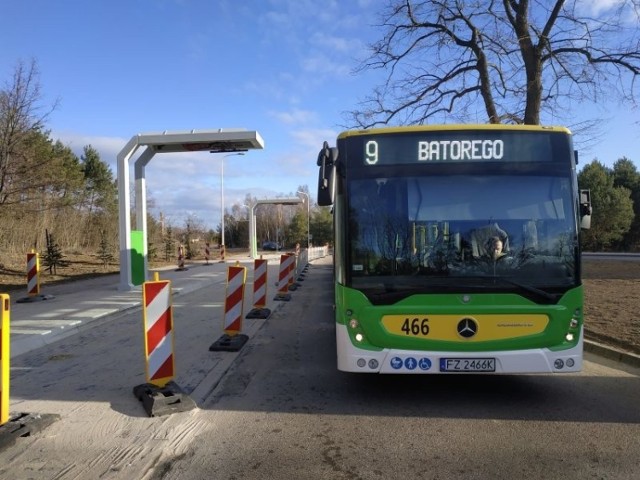 Słupy pantografowe do szybkiego ładowania autobusów elektrycznych pojawiły się już na pętli kończącej ulicę Jędrzychowską. Wyglądają imponująco. Stacje ładowania przy pętlach autobusowych służą do szybkiego ładowania, co znaczy, że autobus nie będzie ładował się do pełna, ale będzie uzupełniał energię na tyle, żeby móc wozić pasażerów po mieście. Dopiero podczas wolnego ładowania w zajezdni będzie ładował się do pełna... 

Zobacz też: Magazyn Informacyjny Gazety Lubuskiej (08.03.2019)
