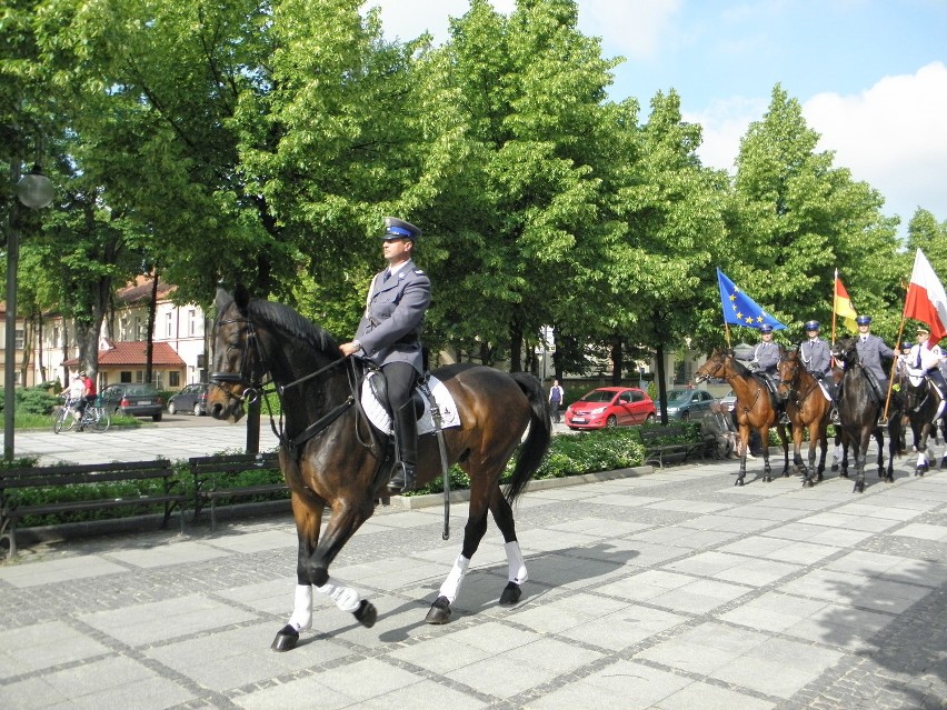 Policja konna. Parada w alejach [ZDJĘCIA]