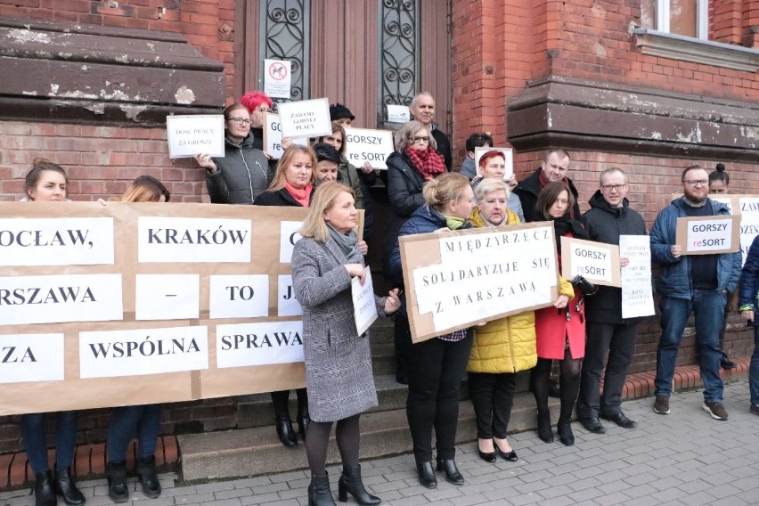 Podobne manifestacje odbywają się w całej Polsce. Pracownicy...