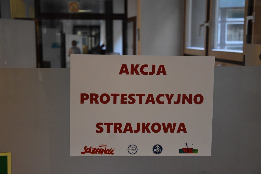 Strajk w szpitalu w Rybniku: "Nasze zarobki są katastrofalne" mówi załoga rybnickiego szpitala. Zobacz na zdjęciach jak protestują w WSS nr3