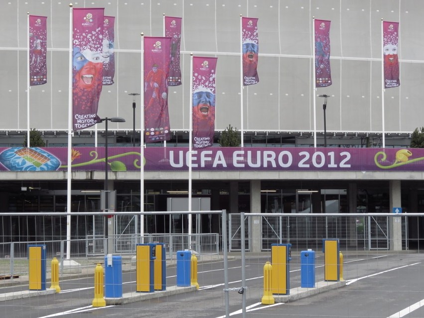 Wrocław: Stadion na Pilczycach udekorowany na Euro (ZDJĘCIA)