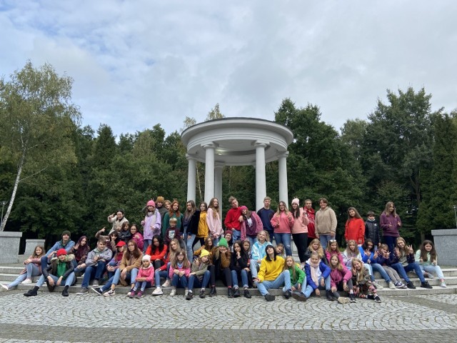 Happy Choir Skłodowska tym razem zabiera nas w muzyczną podróż wspólnie z Kortezem. Zdjęcia do teledysku powstawały w szkole oraz w dąbrowskim parku Zielona 

Zobacz kolejne zdjęcia/plansze. Przesuwaj zdjęcia w prawo - naciśnij strzałkę lub przycisk NASTĘPNE