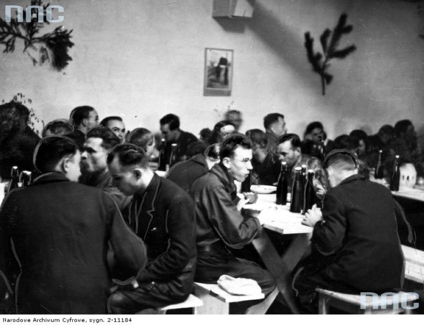 Grupa robotników podczas posiłku.
Data wydarzenia: 1944-05