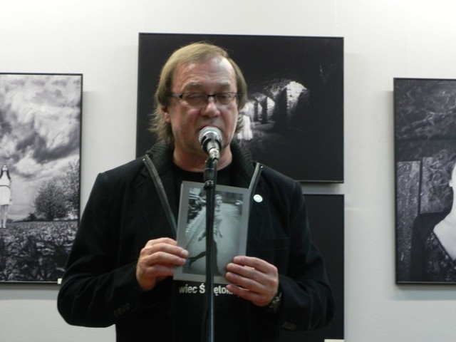 Andrzej Łada podczas wernisażu Dorocznej Wystawy Fotoklubu Galeria (2015 r.).