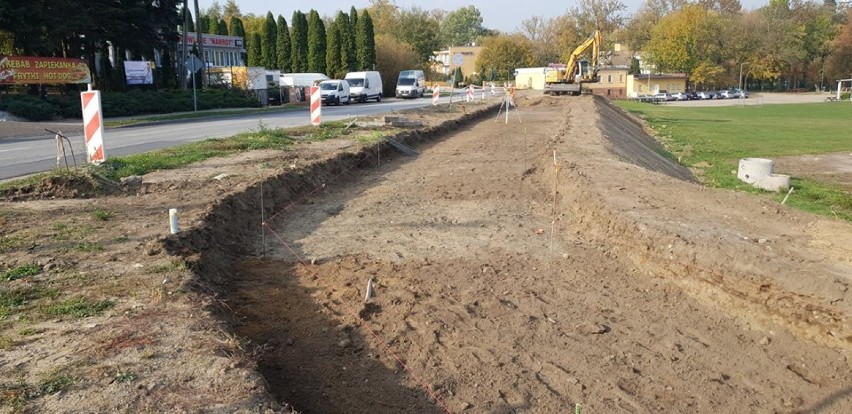 INWESTYCJE: Rozpoczęła się budowa chodnika w Kretkowie oraz I etapu ścieżki rowerowej w Żerkowie [ZDJĘCIA]