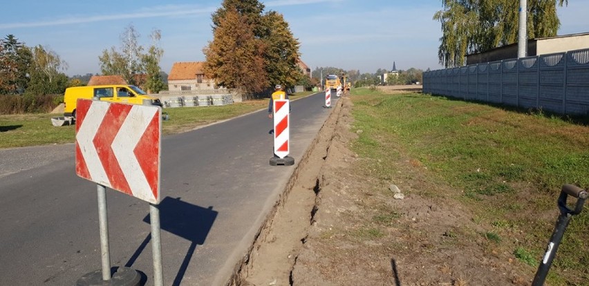 INWESTYCJE: Rozpoczęła się budowa chodnika w Kretkowie oraz I etapu ścieżki rowerowej w Żerkowie [ZDJĘCIA]