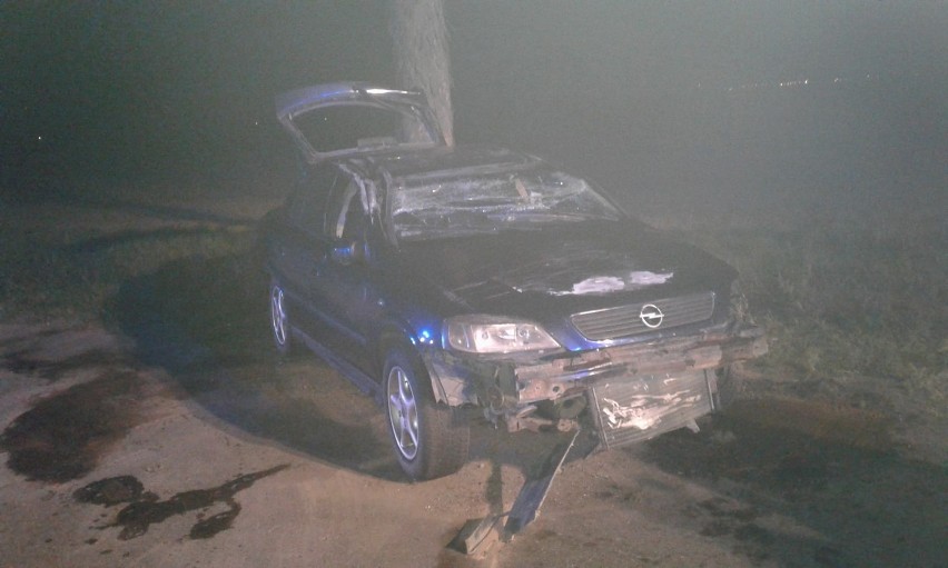 Wypadek w Wiewiórowie. Samochód dachował, kierowca uciekł [ZDJĘCIA]